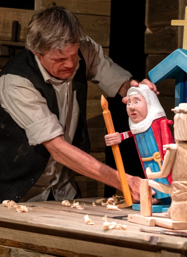 Teatr Lalki i Aktora „Kubuś” w Kielcach im. Stefana Karskiego
Spowiedź w drewnie 
Reżyser: Ryszard Doliński 
Obsada:
    • Świątkarz – Zdzisław Reczyński
    • Frasobliwy – Andrzej Kuba Sielski
    • Święte, Święci – Jolanta Kęćko, Małgorzata Sielska
przekład na gwarę świętokrzyską: prof. Stanisław Cygan 
Scenografię przygotował Mikołaj Malesza